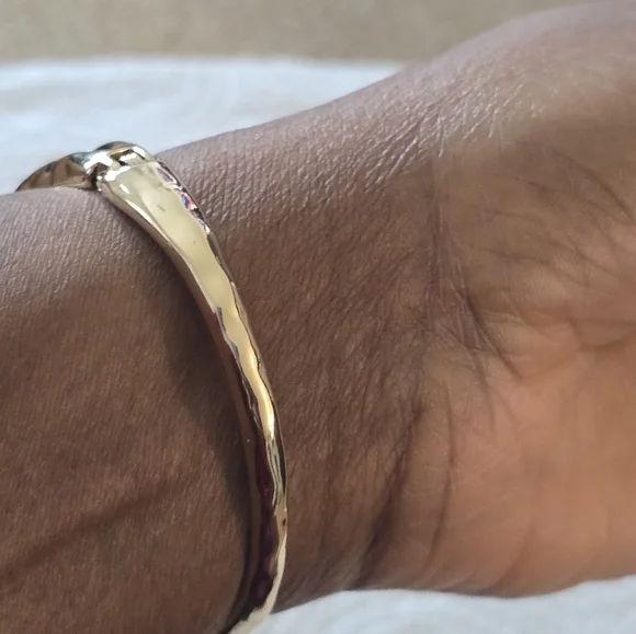 Macy's Elegant Gold-Tone Bracelet Women New - Picture 3 of 9